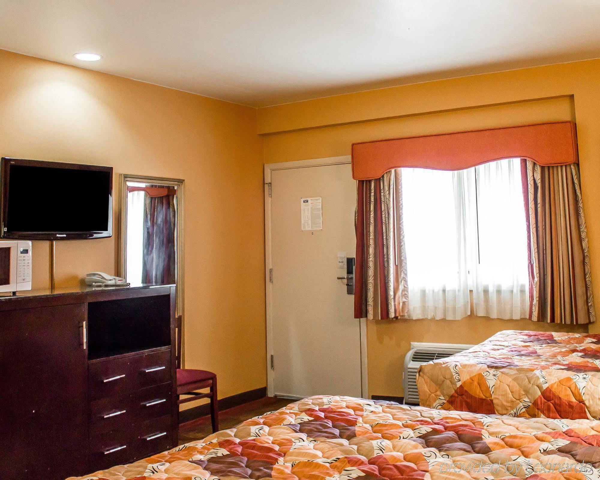 Rodeway Inn Macarthur Airport Ronkonkoma Buitenkant foto