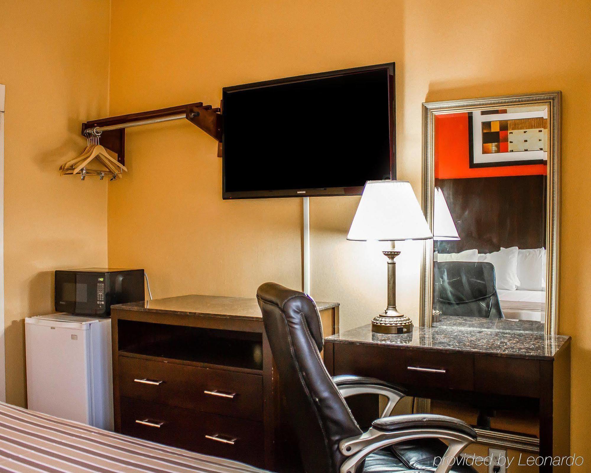 Rodeway Inn Macarthur Airport Ronkonkoma Buitenkant foto