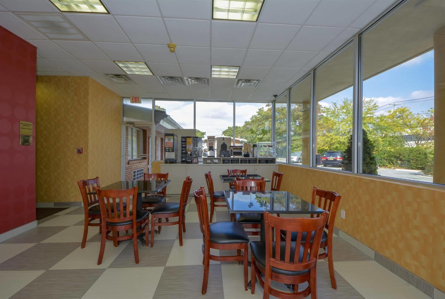 Rodeway Inn Macarthur Airport Ronkonkoma Buitenkant foto